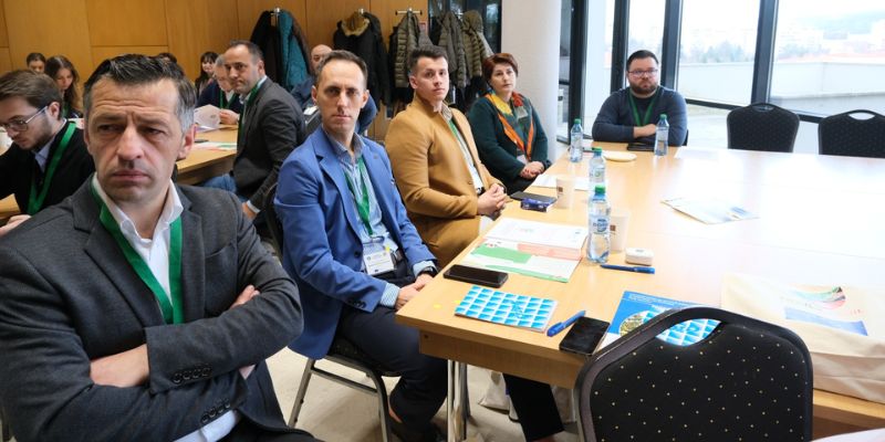 Participanți la workshop despre agricultura regenerativă și sănătatea solului