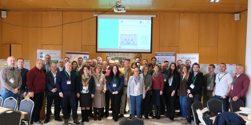 Fotografie de grup a participanților la evenimentul TRAILS4SOIL și sănătatea solului